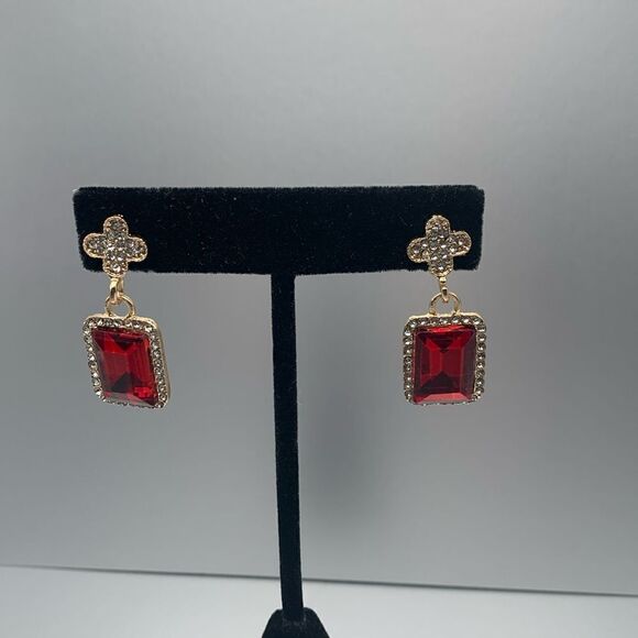 Vintage Gorgeous Blood Red Glass cabochon and clover-pattern drop earrings - Picture 1 of 3